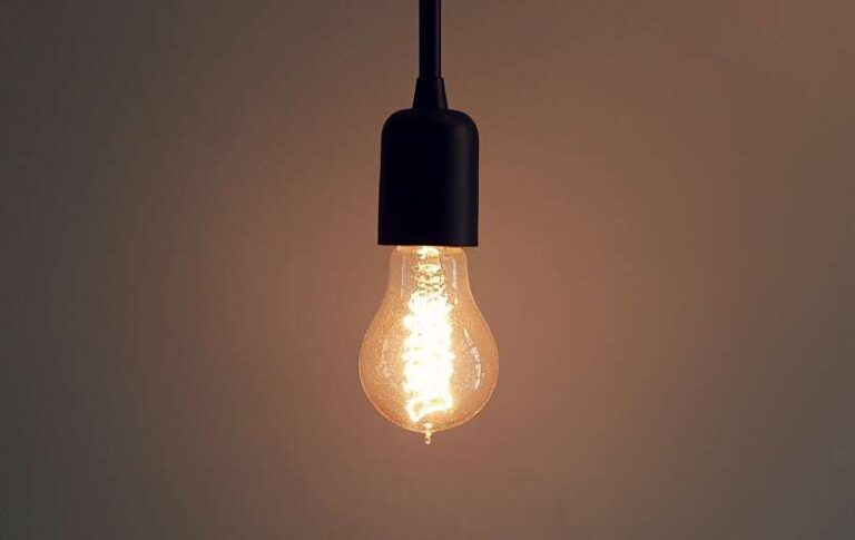 Maximizing Light Bulb Lifespan – How long can a light bulb stay on safely